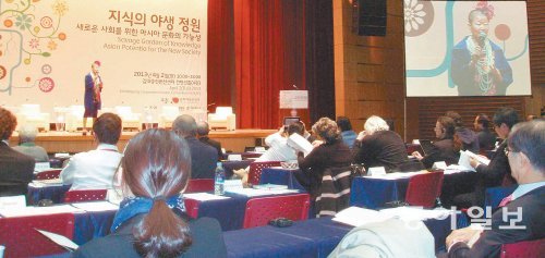 2일 광주 서구 상무지구 김대중컨벤션센터에서 진행된 ‘2013 아시아문화전당 국제 콘퍼런스’에 앞서 무용가 안은미 씨가 신진 연출가 6명이 등장하는 퍼포먼스를 진행했다.