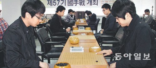 2일 한국기원에서 열린 국수전 예선 3회전에서 박정환 9단(왼쪽)과 이원영 4단이 대국하는 모습. 한국기원 제공