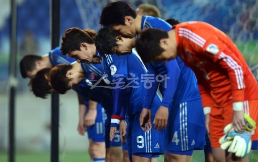 수원 선수들이 AFC 챔피언스리그 가시와 레이솔(일본)에 2-6으로 대패한 뒤 팬들에게 고개 숙이고 있다.  수원｜김민성 기자 marineboy@donga.com 트위터 @bluemarine007