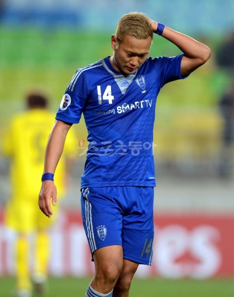 3일 오후 수원 월드컵경기장에서 열린 \'아시아챔피언스리그\' 수원삼성(한국)과 가시와레이솔(일본)의 H조 경기에서 수원 정대세가 두번이나 페널티킥을 실축하자 고개를 떨구고 있다. 수원｜김민성 기자 marineboy@donga.com 트위터 @bluemarine007