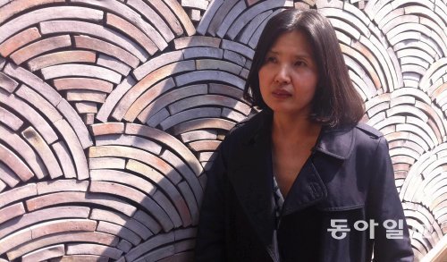 최영미 시인은 “제가 냉소적이라고 말들 하는데 사실은 그렇지 않다. ‘냉소의 기술’을 모르는 게 인간 최영미의 가장 큰 약점”이라며 웃었다. 황인찬 기자 hic@donga.com