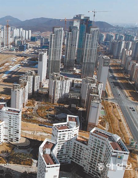 인천 청라국제도시 1단계 개발구역 공사가 지난해 12월 완공됐지만 아직 사업준공이 나지 않아 입주민들의 피해가 많다. 한국토지주택공사와 인천경제자유구역청이 준공 지연 책임을 서로 떠넘기고 있는 상황이다. 동아일보DB