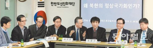 동아일보와 한반도선진화재단이 지난달 26일 서울 충무로 한선재단 회의실에서 공동 주최한 ‘통일의 길, 북한의 정상국가화’ 세미나. 왼쪽부터 오경섭 세종연구소 연구위원, 김흥광 NK지식인연대 대표, 박상봉 명지대 초빙교수, 남궁영 한국외국어대 교수, 김석우 21세기국가발전연구원 원장, 조영기 고려대 교수, 박세일 한선재단 이사장, 정낙근 한선재단 정책위원. 최혁중 기자 sajinman@donga.com