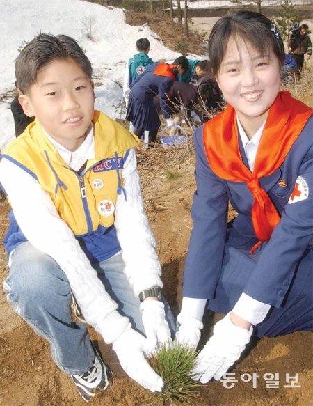 2003년 남북 청소년적십자(RCY) 단원들이 참여한 ‘우정의 나무심기’ 행사에서 당시 중학생이었던 김정은 북한 국방위원회 제1위원장의 부인 이설주(오른쪽)가 박용희 씨(당시 11세)와 기념촬영을 하고 있다. 대한적십자사 제공
