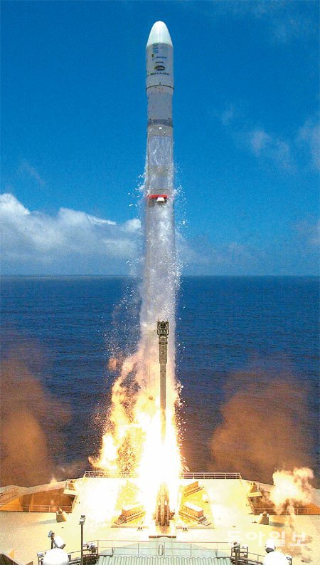 적도 인근 해상에서 시론치용으로 변형된 ‘제니트-3SL’이 해상 발사대를 박차고 올라가고 있다. 시론치 제공