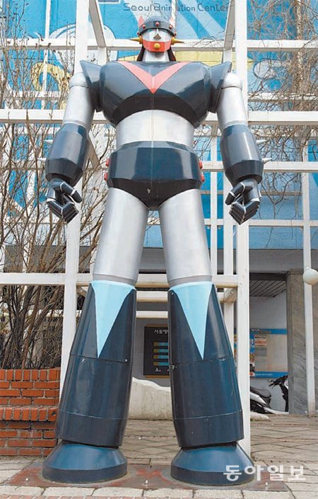 서울 중구 예장동 서울애니메이션센터 입구에 있는 ‘로봇 태권V’ 동상. 남산에서 서울을 내려다보며 출동 명령을 기다리고 있는 듯하다. 서울애니메이션센터 제공