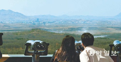 저 멀리 개성공단 겉으로는 평온



북한이 개성공단 출입을 통제한 지 닷새째인 7일 경기 파주시 도라전망대에서 바라본 개성공단. 관광객들이 망원경으로 개성공단을 살펴보고 있다. 파주=김재명 기자 base@donga.com
