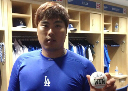 LA 다저스 류현진이 8일(한국시간) 피츠버그를 상대로 데뷔 첫 승을 따낸 뒤 라커룸에서 기념구를 들고 포즈를 취하고 있다. 사진｜다저스 트위터