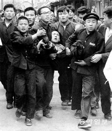 지금으로부터 53년 전인 1960년 4월 19일 경무대(현 청와대) 앞 모습이다. 부상당한 시위대를 동료들이 옮기고 있다. 동아일보DB