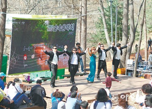 맨발황톳길로 유명한 대전 계족산 숲속음악회 ‘에코페라 뻔뻔(Fun Fun)한 클래식 상설공연’이 13일부터 재개돼 10월까지 열린다. 사진은 지난해 음악회 공연 모습. ㈜선양 제공