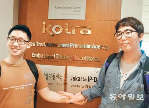 K-프런티어 프로그램에 참가한 오진우 씨(오른쪽)가 다른 참가자와 함께 KOTRA의 인도네시아 자카르타무역관을 방문했다. 자카르타=정세진 기자 mint4a@donga.com