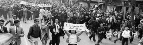 1960년 4월 시위에 나선 시민들의 모습. 4·19는 186명의 목숨을 앗아간 피의 항쟁이자 시민혁명이었다. 동아일보DB
