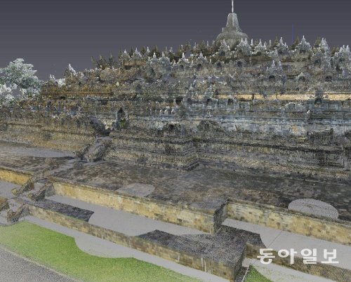 한국 기술을 이용해 디지털 복원 작업 중인 인도네시아 보로부두르 사원. 현장 조사에서 이뤄진 3D 광학스캐너 작업을 통해 수천만 개의 점군 데이터(point clouds)로 사원의 모습을 1차 디지털화한 장면. 유라시아디지털문화유산연구소·㈜위프코 제공