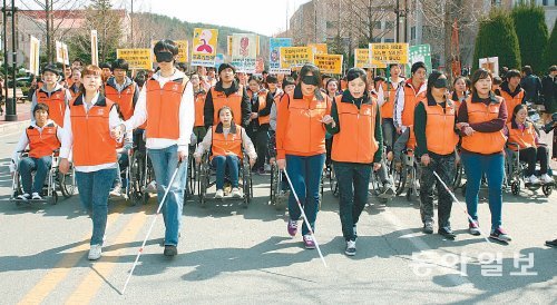 목원대 사회복지학과 학생들이 ‘장애인의 달’을 맞아 10일 안대를 하고, 휠체어를 탄 채 학교교정에서 장애인 체험행사를 하고 있다. 13일까지 교정 및 대전시내 곳곳에서 행사를 연다. 이기진 기자 doyoce@donga.com