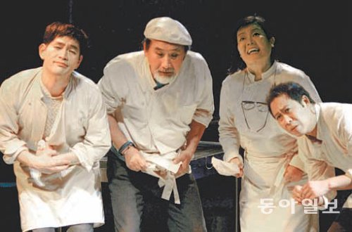 5명의 배우가 17개 배역을 소화하는 독일번역극 ‘황금용’. 서울 대학로예술극장 제공