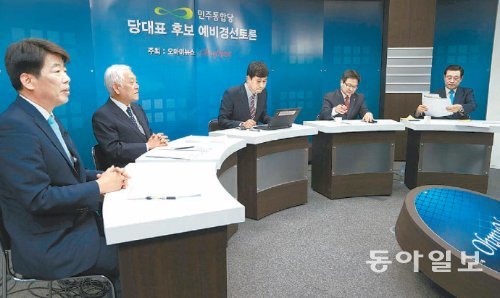 민주당 대표후보 토론회 10일 서울 마포구 상암동 ‘오마이뉴스’ 스튜디오에서 열린 민주통합당 대표 후보 토론회에 참석한 후보들이 토론하고 있다. 왼쪽부터 신계륜, 김한길 의원, 진행을 맡은 최경주 기자, 강기정 이용섭 의원. 국회사진기자단