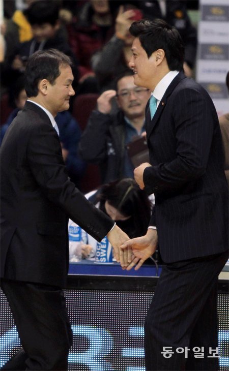 연세대 선후배이자 사제지간인 유재학 모비스 감독(왼쪽)과 문경은 SK 감독이 13일부터 시작하는 2012∼2013 프로농구 챔피언결정전에서 맞붙는다. KBL 제공
