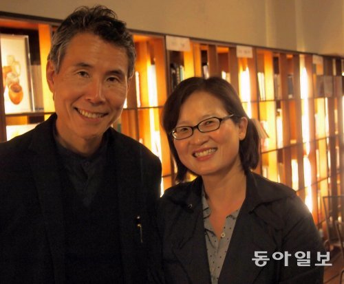 2010년 1년 동안 함께 부탄과 한국, 일본을 돌며 여행한 기록을 담은 책 ‘삶의 속도, 행복의 방향’을 최근 출간한 스지 신이치 교수(왼쪽)와 김남희 작가. 문학동네 제공