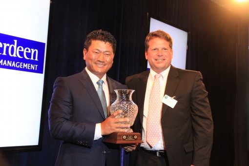 최경주가 전 GWAA회장의 덕 퍼거슨 AP 선임기자로부터 아시아에서 최초로 찰리 바틀렛 상을 수상하고 있다.