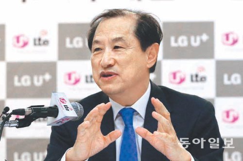 이상철 LG유플러스 부회장이 11일 서울 세종문화회관에서 무제한 음성통화를 허용하는 LTE 신규요금제를 발표하고 있다. 원대연 기자 yeon72@donga.com