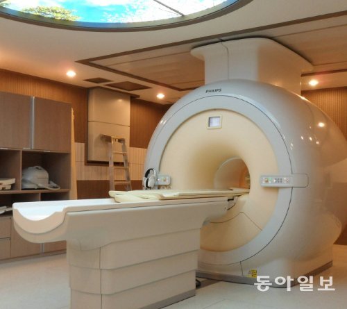 한국기초과학지원연구원 오창센터에 설치된 연구용 3.0T(테슬라) MRI 장비. 병원에서 주로 쓰는 진단용 MRI의 출력은 1.5T지만 최근에는 연구·임상 겸용으로 3.0T급 MRI도 많이 쓰인다. 7.0T 이상 고출력 MRI는 주로 뇌 연구 전용으로 쓴다. 한국기초과학연구원 제공