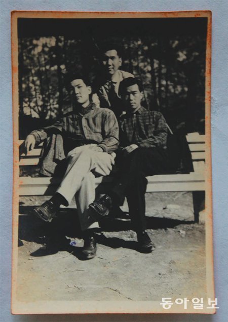 4·19 직후 서울대 재학시절 캠퍼스 벤치에서 찍은 사진이다. 왼쪽에 앉아 있는 이가 김지하, 뒤쪽 서 있는 이가 나중에 극작가로 이름을 떨치는 김기팔 씨(작고)다. 김지하 제공