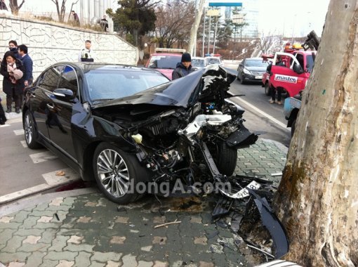 현대자동차 2013년형 제네시스가 지난 1월 급발진 추정사고를 일으켜 서울 영등포 인근 가로수를 들이 받았다. 운전자 제공