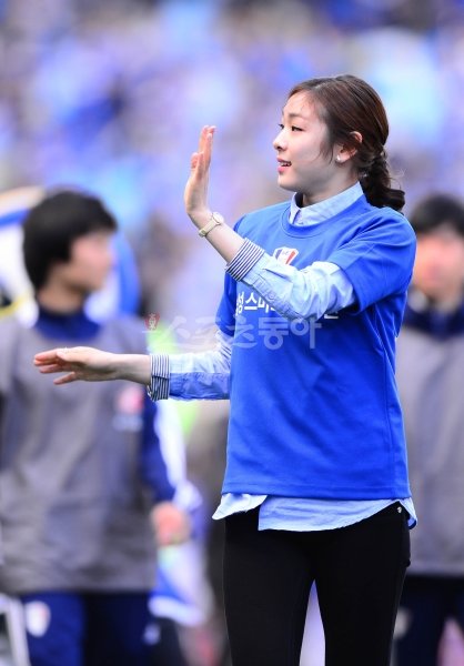 시축자로 나선 김연아.                 수원｜박화용 기자