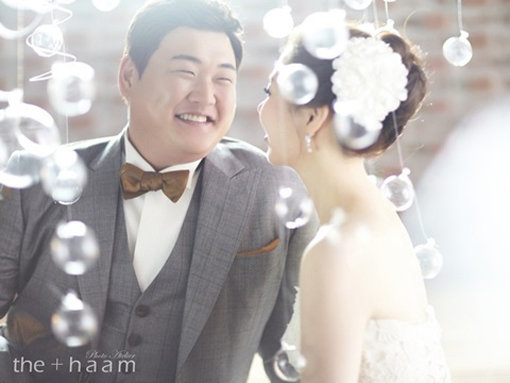 개그맨 김준현(왼쪽)과 예비신부. 사진제공｜더함스튜디오