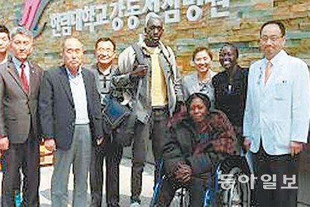 신장 이식 수술을 받기 위해 한국을 찾은 남수단 출신 루디아 코잔 씨. 휠체어에 앉은 그의 뒤에는 4일 함께 입국한 두 남매와 강동성심병원 의료진, 아름다운공동체 관계자들이 함께 서 있다. 아름다운공동체 제공