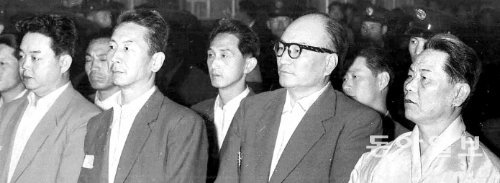 간첩죄 등으로 검거된 죽산 조봉암(오른쪽)이 재판을 받고 있다. 그는 환갑을 맞는 해인 1959년 7월 31일 사형에 처해져 8월 2일 서울 중랑구 망우리묘지에 안장됐다. 동아일보DB