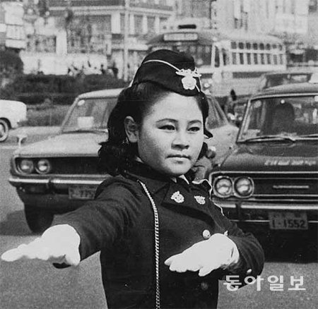 1972년 서울 종로구 세종로에서 아침 출근시간에 교통정리를 하는 여경. 동아일보DB