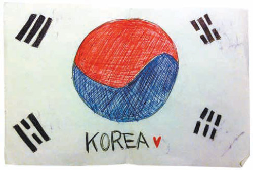김헬렌 씨가 직접 컬러펜으로 그린 태극기. 하단에는 ‘KOREA’라는 영자와 함께 사랑한다는 의미의 하트 표시가 그려져 있다. 런던=이종훈 특파원 taylor55@donga.com