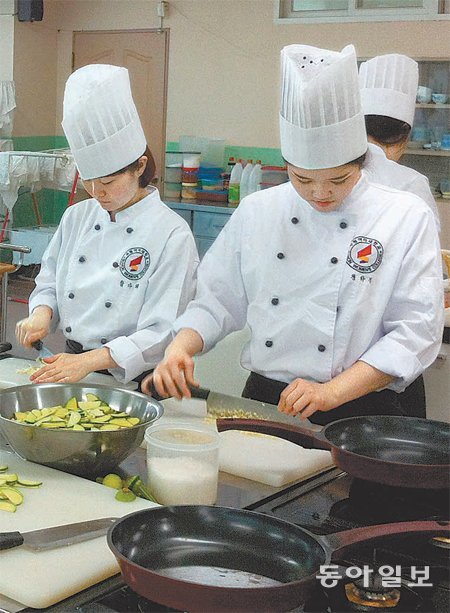 수원여대 식공간연구회가 반찬 만들기 봉사활동을 하는 모습. 수원여대 제공