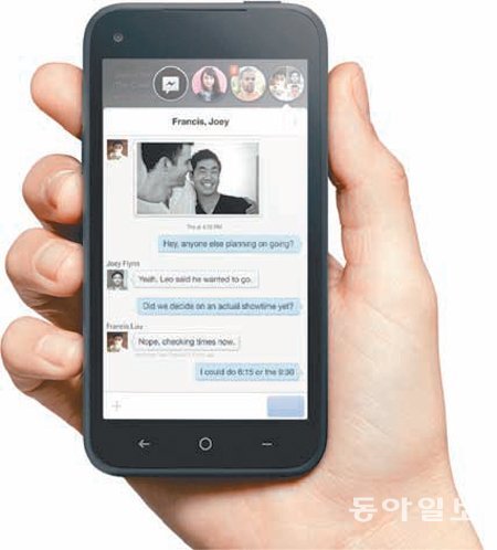 페이스북 친구들로부터 메시지가 오면 앱 위에 메시지를 보낸 친구의 얼굴을 보여주는 페이스 북 홈의 ‘챗헤드’ 기능. 페이스북 제공