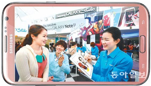 서울 강남구 삼성동 코엑스 ‘마블 컬래버레이션 존’에서 행사 관계자가 ‘S펜’을 이용해 스파이더맨과 관람객의 캐리커처를 그리고 있다. 삼성전자 제공