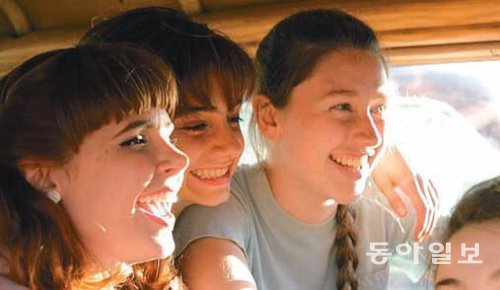 제14회 전주국제영화제 개막작 ‘폭스파이어’는 성폭력의 피해자인 소녀들의 유쾌한 전복을 그렸다. 전주국제영화제 집행위원회 제공