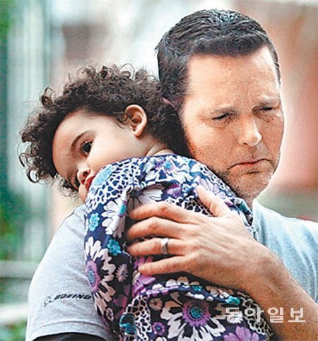 양부 맷 카포비앙코 씨가 베로니카와 함께 살던 시절 베로니카를 감싸 안고 즐거워하고 있다. 미국 사우스캐롤라이나 주 대법원 판결로 베로니카를 내준 그는 연방대법원에 소송을 냈다. 사진 출처 ‘더 포스트 앤 쿠리어’