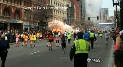 보스턴 마라톤 폭발 사고 현장. 사진출처｜ABC뉴스 영상 캡쳐