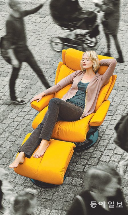 ‘편안함을 위한 혁신’을 모토로 하는 스트레스리스 의자의 광고. 제작사인 노르웨이 에코르네스는 20명의 전담 인력을 ‘편안한 느낌’을 연구하는 데 투입하고 있다. 에코르네스 제공