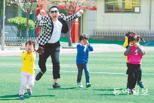 가수 싸이가 ‘젠틀맨’ 뮤직비디오에서 아이들을 골리는 ‘가짜 신사’로 열연하고 있다. YG엔터테인먼트 제공