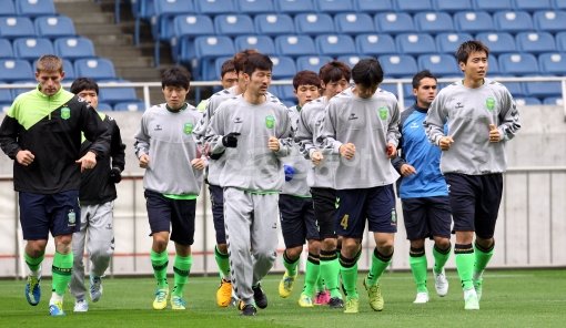 수비 불안으로 어려움을 겪는 전북은 최대의 공격으로 최선의 수비를 구축할 참이다. 2일 우라와 레즈(일본) 원정 경기에 앞서 몸 푸는 전북 선수단. 사이타마(일본)｜사진공동취재단