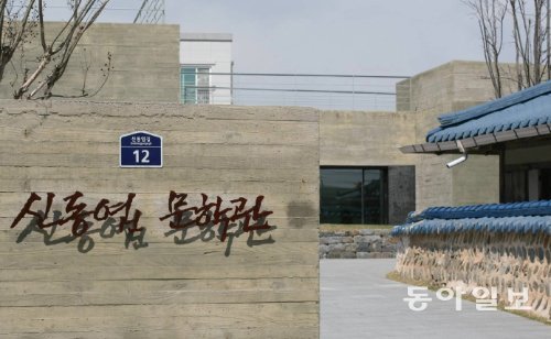 신동엽의 고향인 충남 부여군에 들어서는 신동엽문학관. 승효상 건축가가 설계한 이 문학관은 5월 3일 개관식을 하고 관람객을 맞는다.