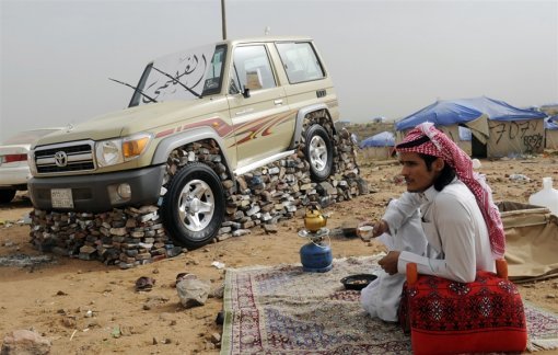 걸프의 열기를 피해 여름 캠프를 온 한 사우디 청년이 자신의 SUV에 플랫폼을 쌓은 후 근처에 앉아 휴식을 취하고 있다. 사진 출처= nbcnews.com