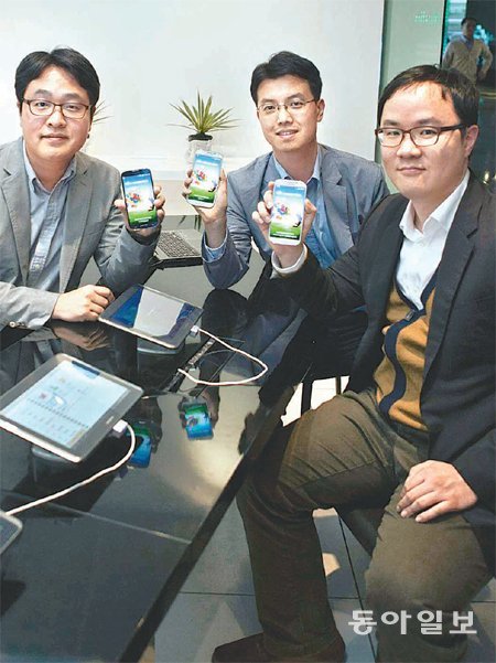 27일 출시되는 삼성전자의 전략 스마트폰 ‘갤럭시S4’ 개발 태스크포스팀(TFT)에서 활약했던 강민석 차장, 강익선 차장, 윤영식 과장(왼쪽부터)이 ‘갤럭시S4’를 들고 포즈를 취하고 있다. 이들은 “1년여 동안 열정과 노력을 후회 없이 쏟아 부었다”고 입을 모았다. 삼성전자 제공