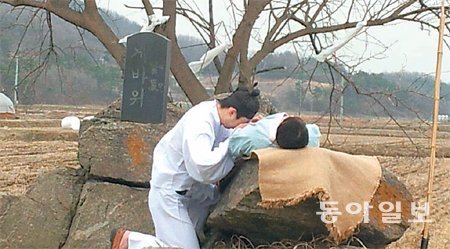 충남 아산시 인주면 해암리 게바위. ‘이순신, 충효의 길을 걷다’ 행사를 맡은 사회적 기업 아트브리지가 행사를 앞두고 충무공이 자신을 찾아오다 숨진 어머니의 시신을 맞아 통곡하는 모습을 상황극을 통해 재현했다. 이순신연구소 제공