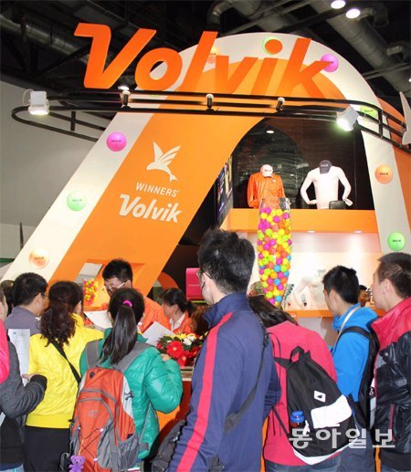 지난달 중국 베이징에서 열린 베이징 골프용품박람회에 설치된 볼빅 부스는 다양한 색깔의 컬러 볼로 중국골퍼들의 큰 관심을 모았다. 볼빅 제공