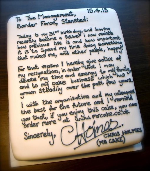 크리스 홈즈의 케이크 사직서. 출처=트위터