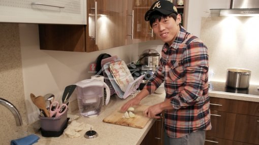 김보경(카디프시티)의 아버지 김상호 씨는 아들의 굳은 신념과 성실함이 좋은 결과로 나타났다고 밝혔다. 사진은 김보경이 카디프시티 자택에서 음식을 만들고 있는 모습. 스포츠동아DB