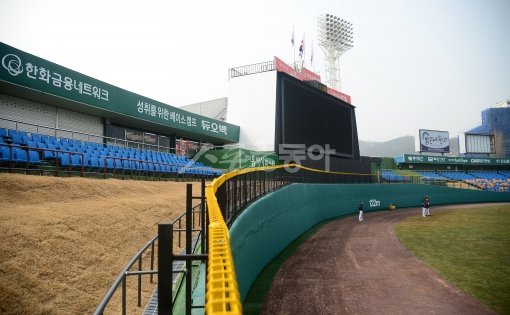 야구장을 새로 짓거나 리모델링하면서 외야를 넓게 만들고 있어 외야수의 수비력이 더욱 중요해지고 있다. 대전구장도 올 시즌 개막에 맞춰 외야 펜스를 뒤로 밀어 좌우와 중앙 모두 홈플레이트에서 더 멀어졌다. 스포츠동아DB